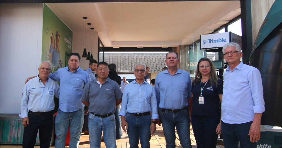 Cooperados visitam estande da Integrada na Expoingá 2023